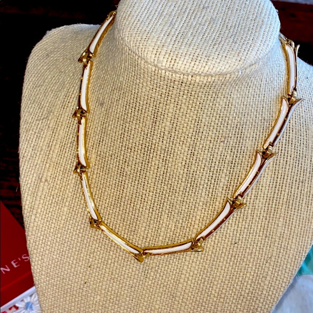 🆒V i n t a g e TRIFARI necklace